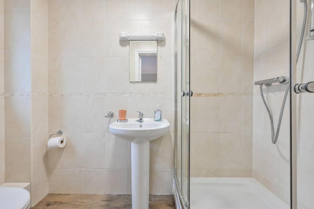 Spacious Sandbanks Apartment Near Beach And Bars With Free Parking Poole Eksteriør billede