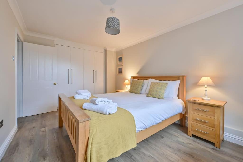 Spacious Sandbanks Apartment Near Beach And Bars With Free Parking Poole Eksteriør billede
