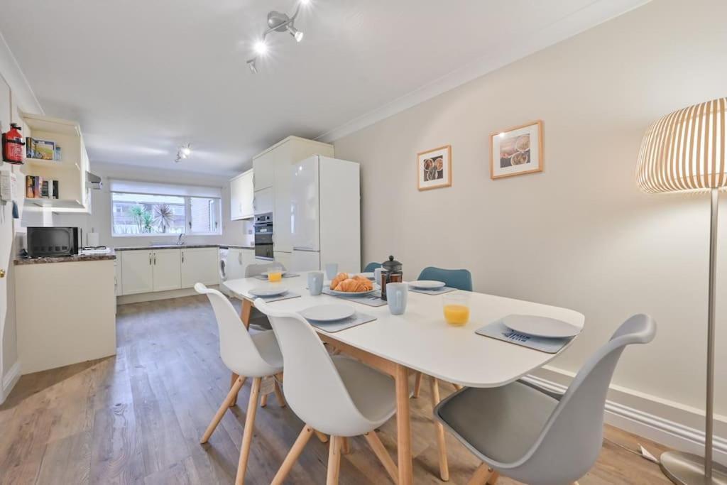 Spacious Sandbanks Apartment Near Beach And Bars With Free Parking Poole Eksteriør billede