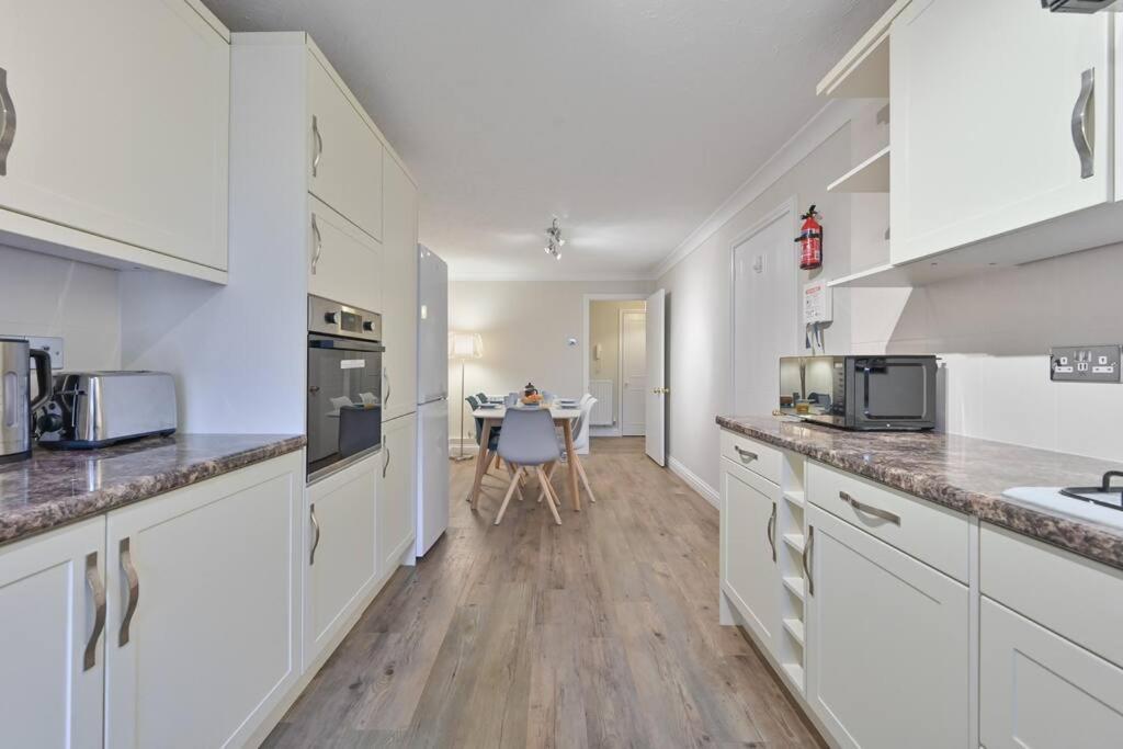 Spacious Sandbanks Apartment Near Beach And Bars With Free Parking Poole Eksteriør billede