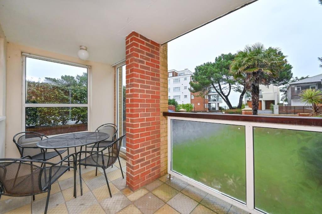 Spacious Sandbanks Apartment Near Beach And Bars With Free Parking Poole Eksteriør billede