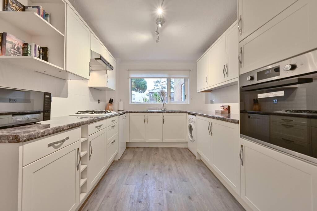 Spacious Sandbanks Apartment Near Beach And Bars With Free Parking Poole Eksteriør billede