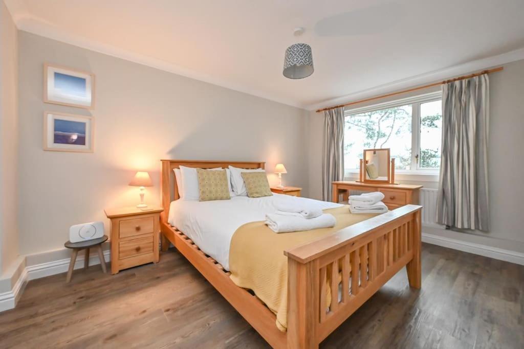 Spacious Sandbanks Apartment Near Beach And Bars With Free Parking Poole Eksteriør billede